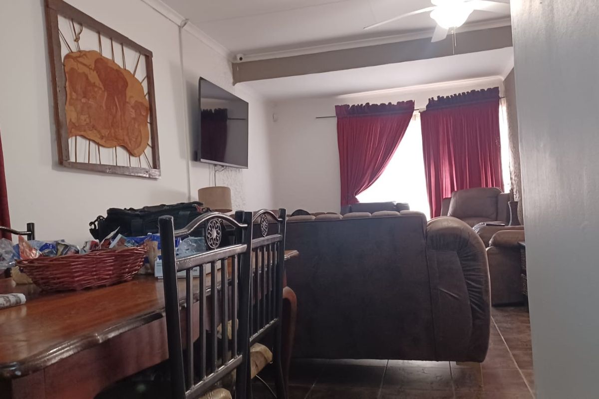 Elegant 5-Bedroom Family Home with Flatlet – Duncanville - Photo 3