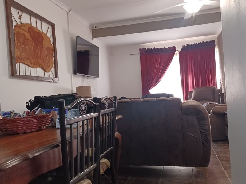 Elegant 5-Bedroom Family Home with Flatlet – Duncanville - Photo 3