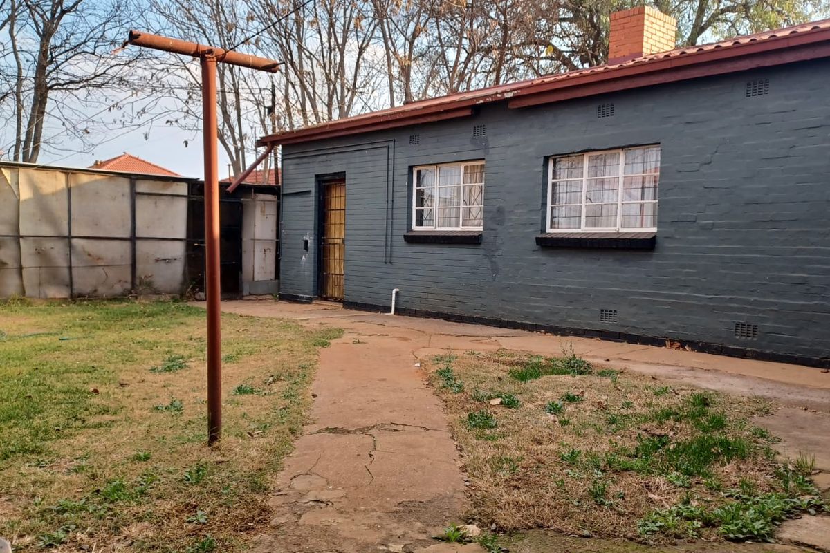 Elegant 5-Bedroom Family Home with Flatlet – Duncanville - Photo 2