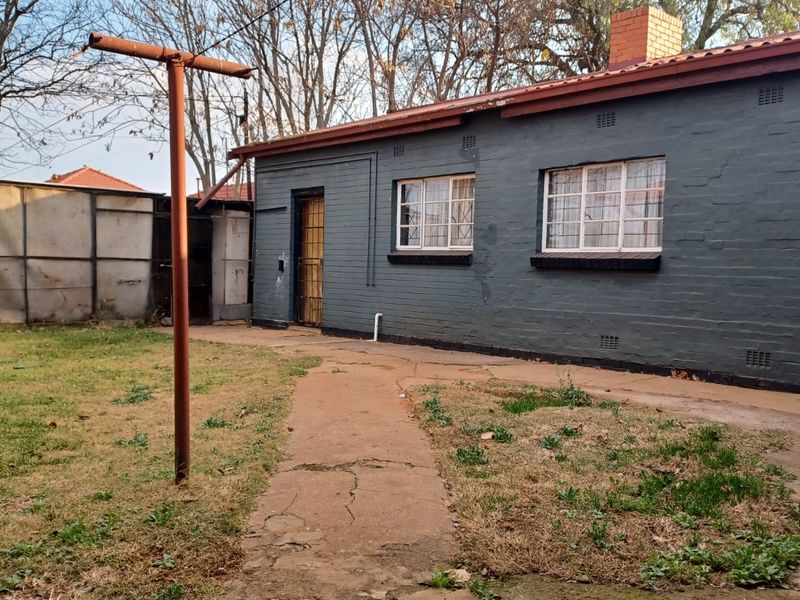 Elegant 5-Bedroom Family Home with Flatlet – Duncanville - Photo 2