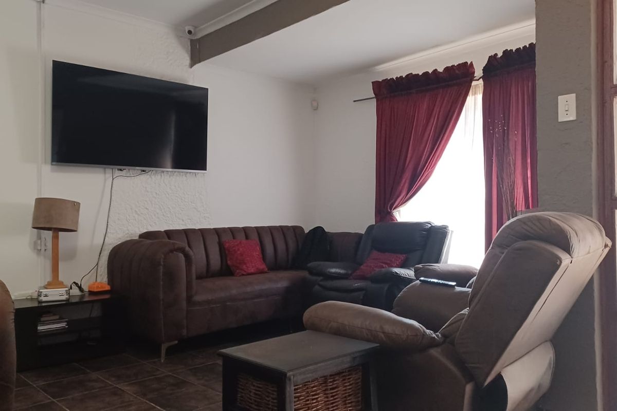 Elegant 5-Bedroom Family Home with Flatlet – Duncanville - Photo 4