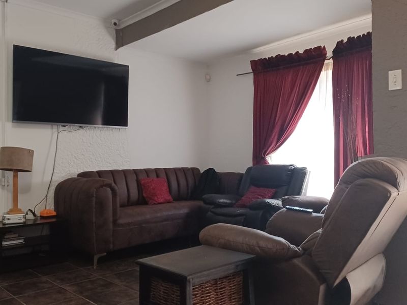 Elegant 5-Bedroom Family Home with Flatlet – Duncanville - Photo 4
