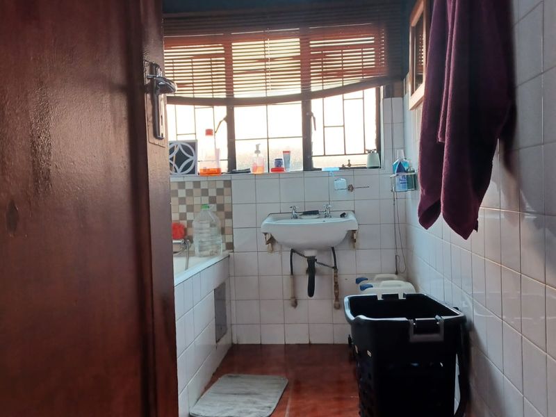 Elegant 5-Bedroom Family Home with Flatlet – Duncanville - Photo 10