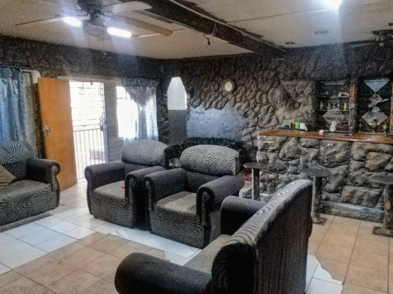 Charming 3-Bedroom Home with Two Flatlets - Photo 1