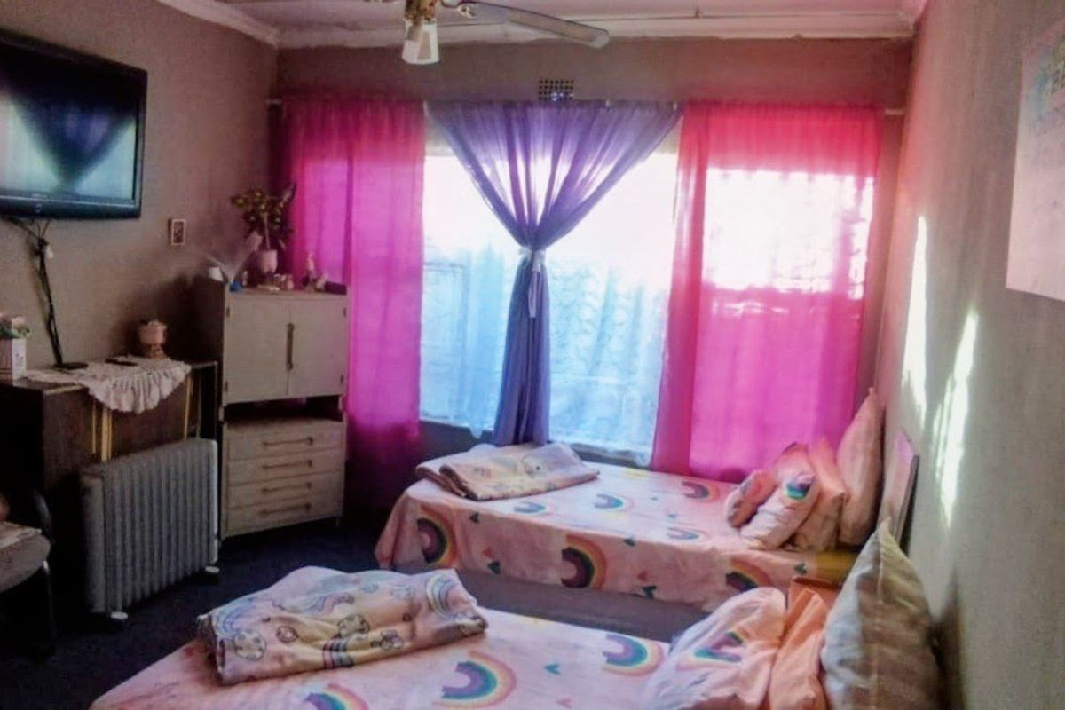 Charming 3-Bedroom Home with Two Flatlets - Photo 5