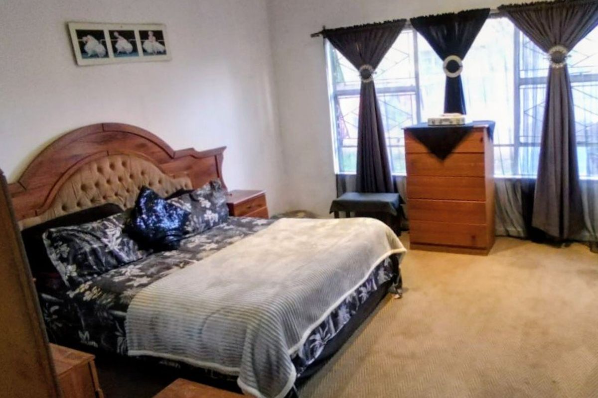 Charming 3-Bedroom Home with Two Flatlets - Photo 3