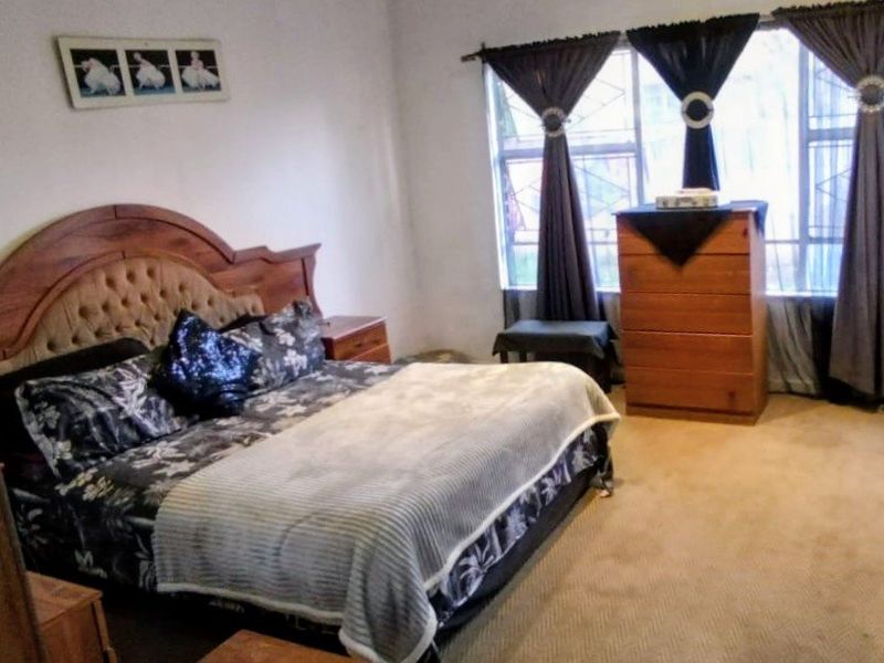 Charming 3-Bedroom Home with Two Flatlets - Photo 3