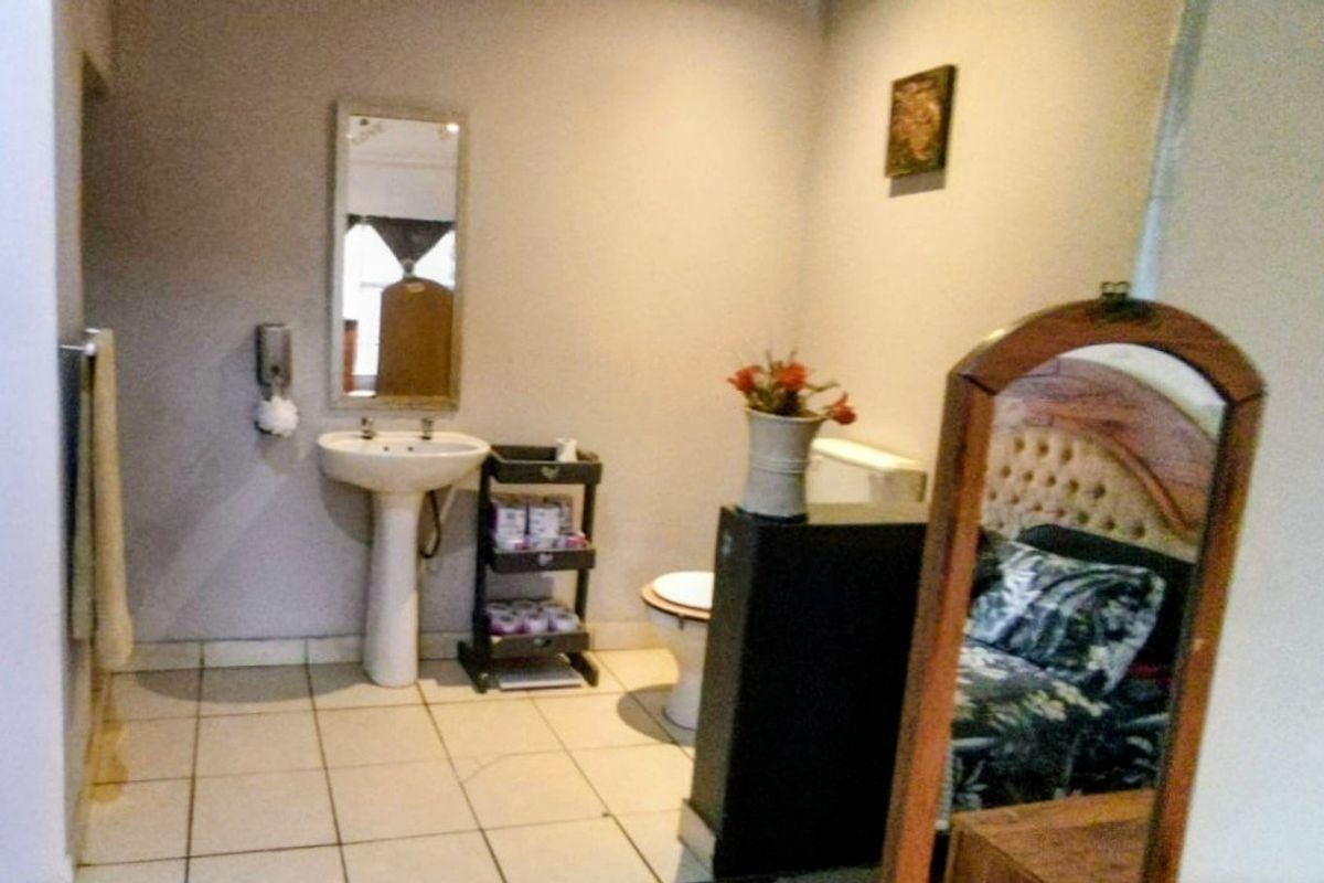 Charming 3-Bedroom Home with Two Flatlets - Photo 4