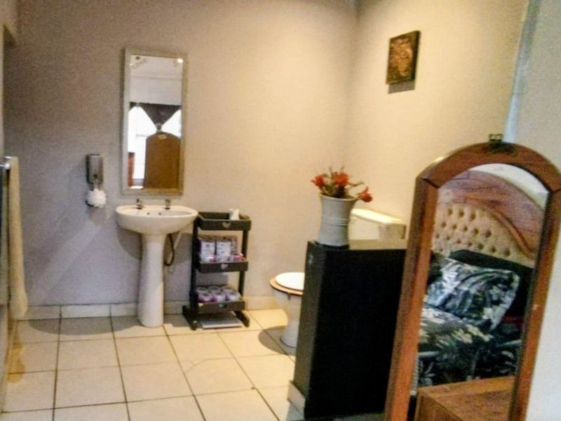 Charming 3-Bedroom Home with Two Flatlets - Photo 4