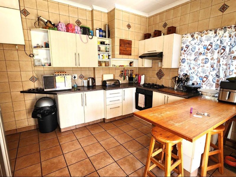Stunning 3 Bedroom, 2 Bathroom Home Plus Flat - Photo 4
