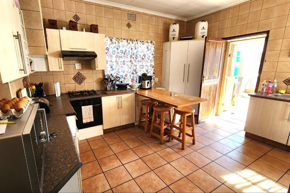 Stunning 3 Bedroom, 2 Bathroom Home Plus Flat - Photo 3