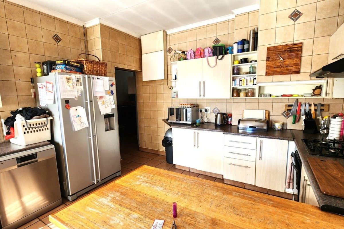 Stunning 3 Bedroom, 2 Bathroom Home Plus Flat - Photo 5