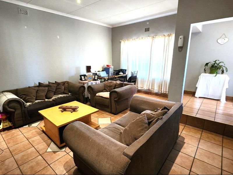 Stunning 3 Bedroom, 2 Bathroom Home Plus Flat - Photo 2