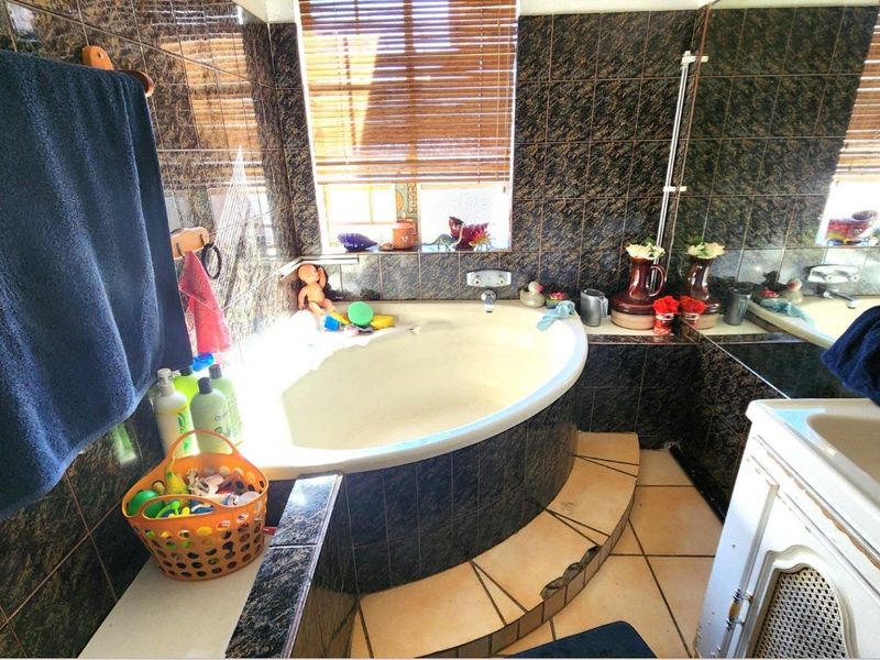 Stunning 3 Bedroom, 2 Bathroom Home Plus Flat - Photo 9