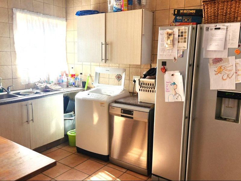 Stunning 3 Bedroom, 2 Bathroom Home Plus Flat - Photo 6