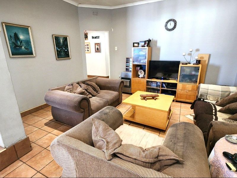 Stunning 3 Bedroom, 2 Bathroom Home Plus Flat - Photo 1