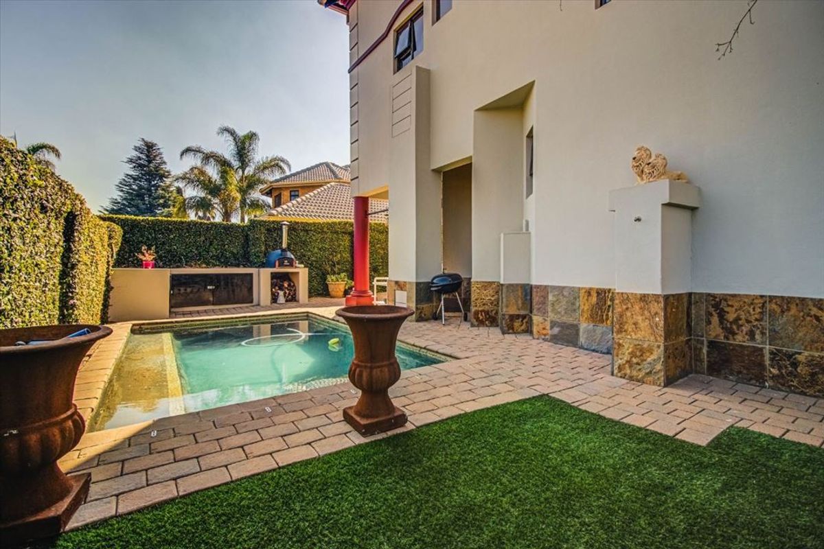 Elegant Four-Bedroom Family Home with Exceptional Entertaining Spaces - Photo 3