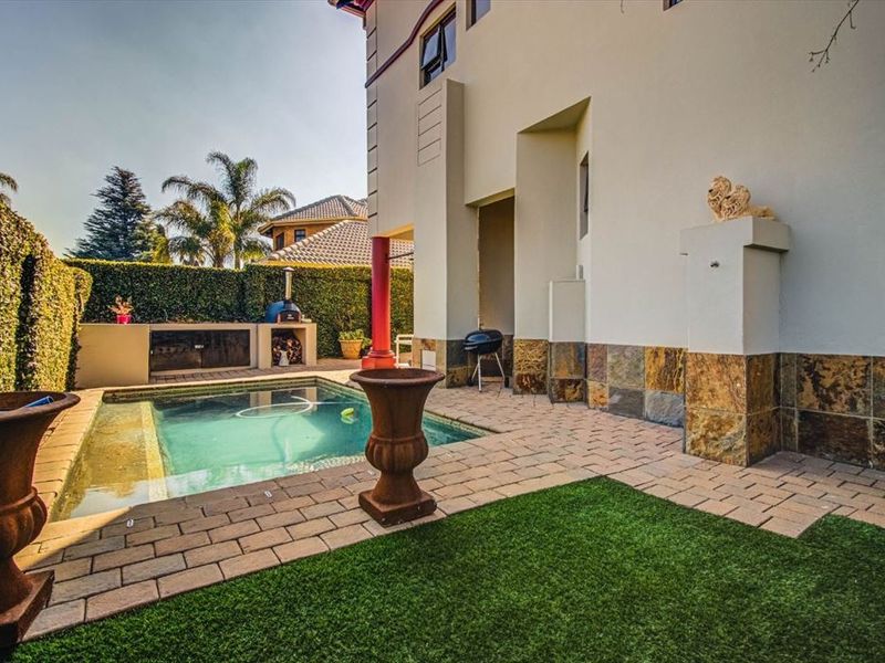 Elegant Four-Bedroom Family Home with Exceptional Entertaining Spaces - Photo 3
