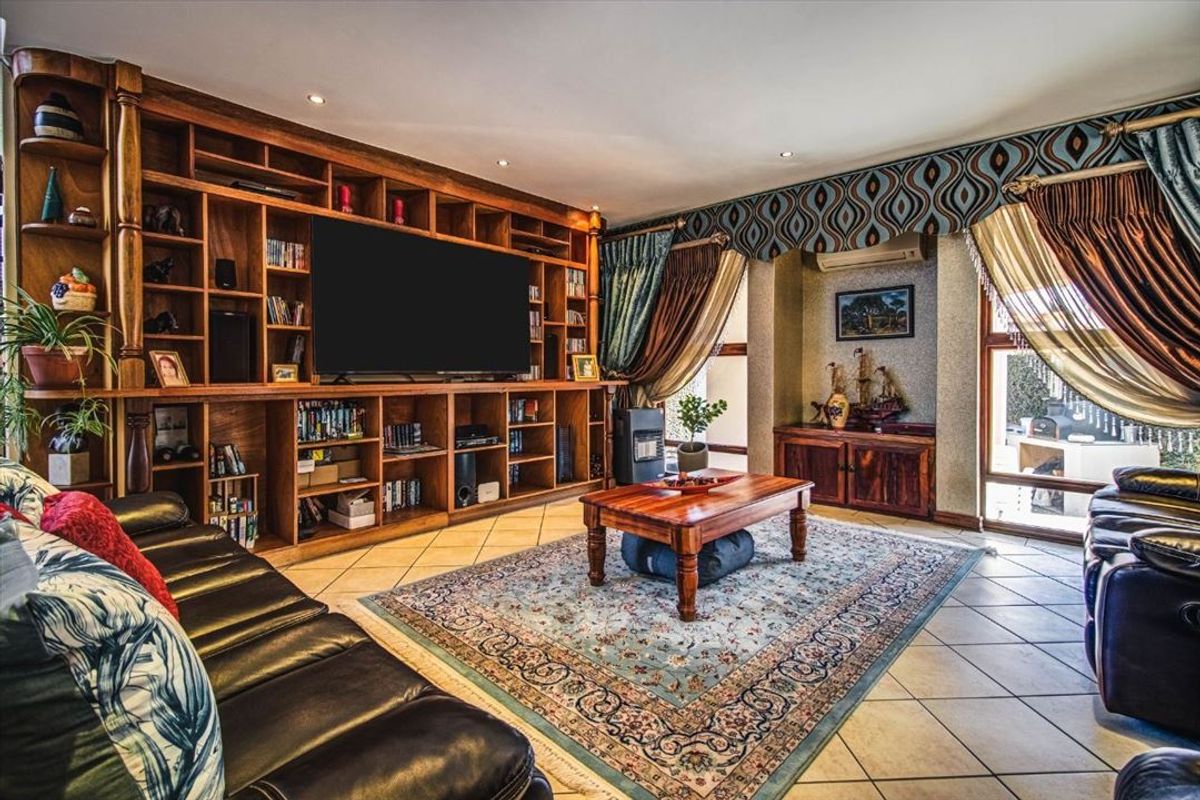 Elegant Four-Bedroom Family Home with Exceptional Entertaining Spaces - Photo 2