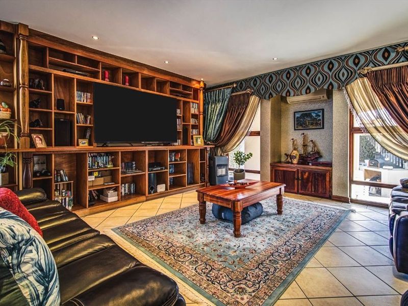 Elegant Four-Bedroom Family Home with Exceptional Entertaining Spaces - Photo 2