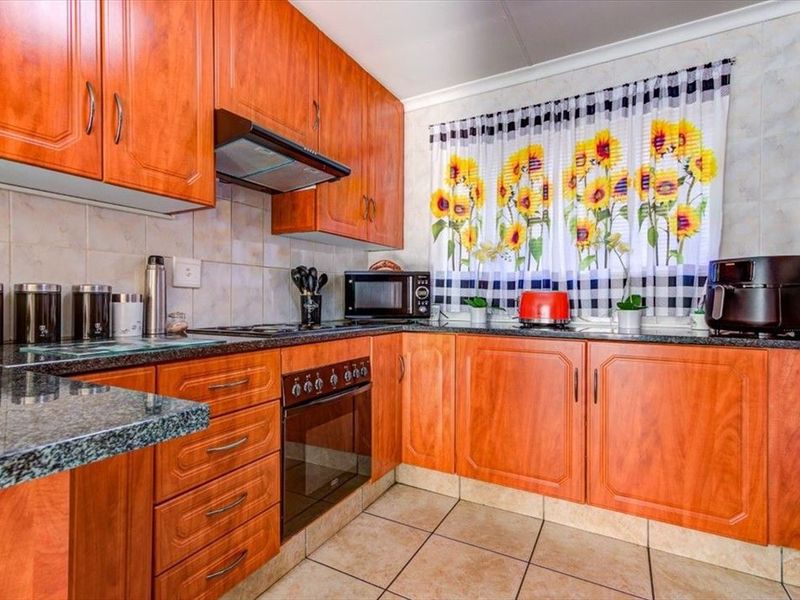 Charming Three-Bedroom Family Home with Spacious Living Areas - Photo 1