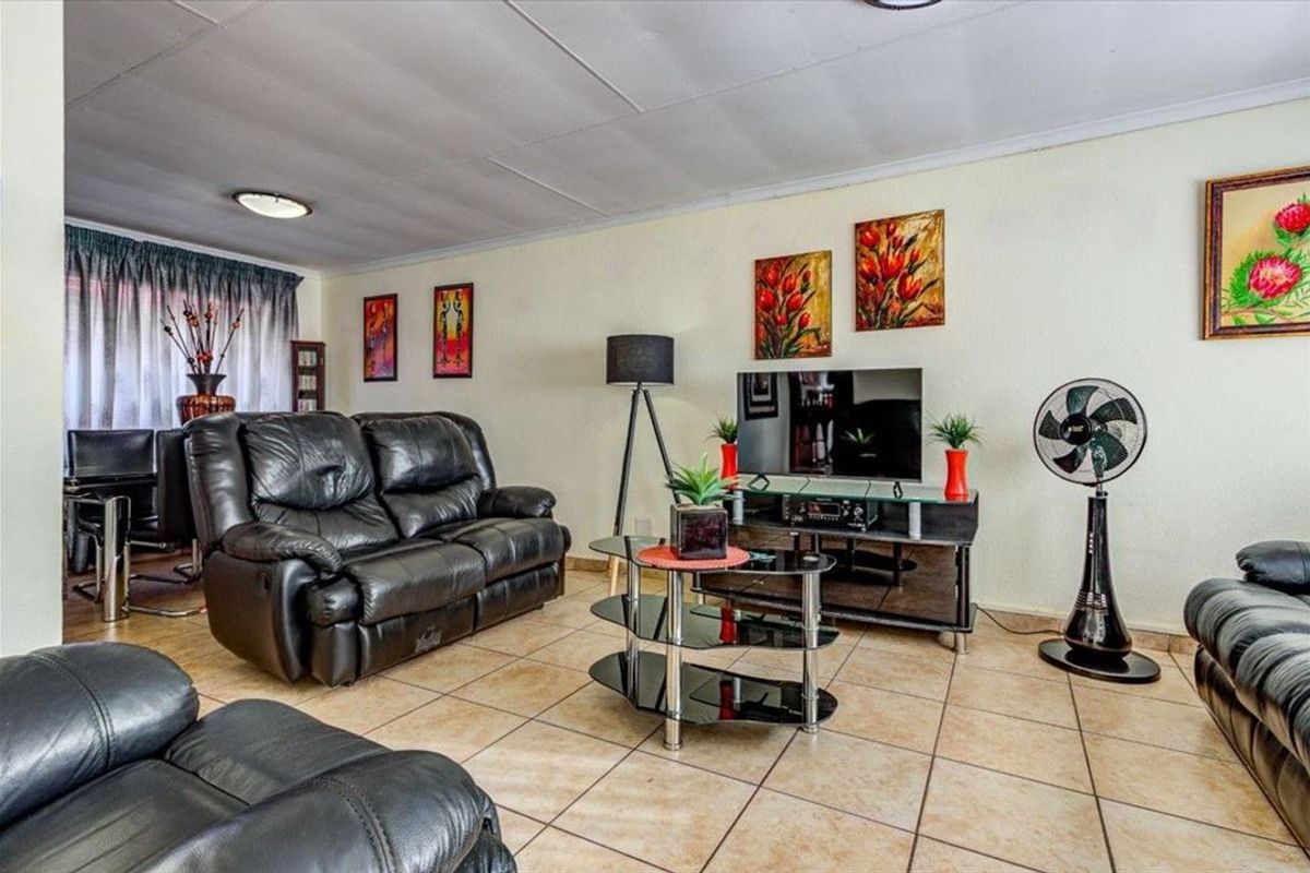 Charming Three-Bedroom Family Home with Spacious Living Areas - Photo 2