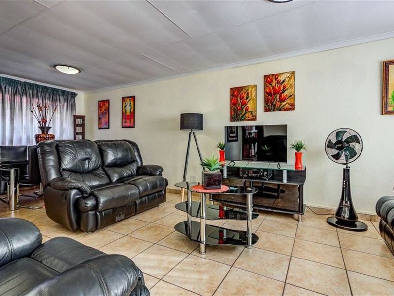 Charming Three-Bedroom Family Home with Spacious Living Areas - Photo 2