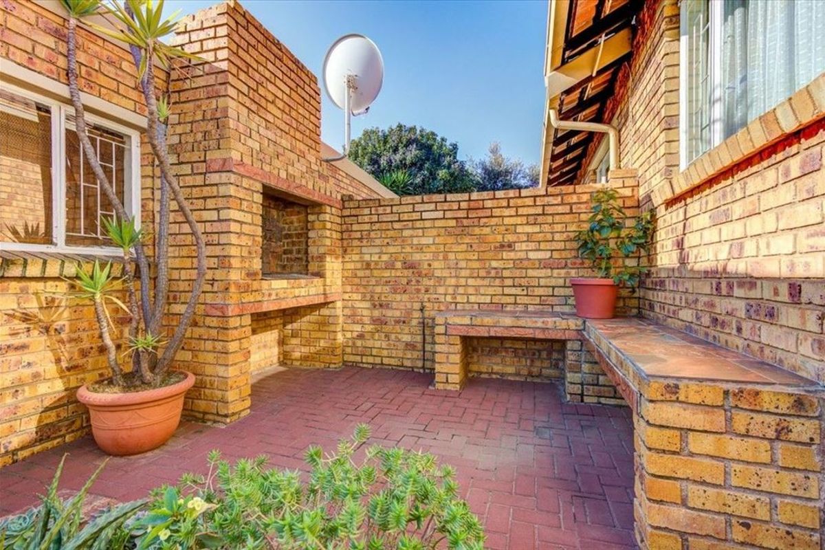 Charming Three-Bedroom Family Home with Spacious Living Areas - Photo 3