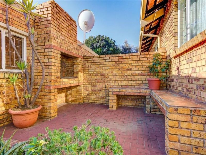 Charming Three-Bedroom Family Home with Spacious Living Areas - Photo 3