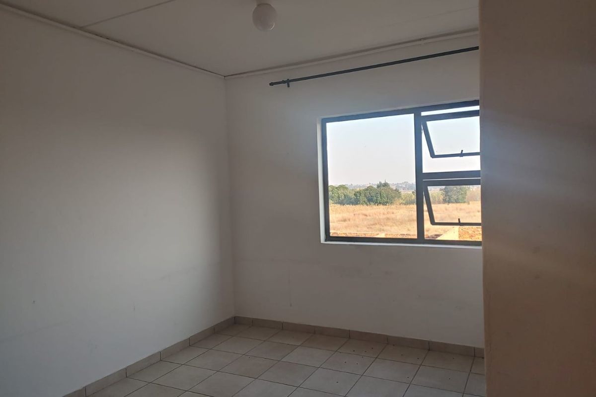 Charming 2-Bedroom and 1 bathroom in a Secure Complex - Photo 5