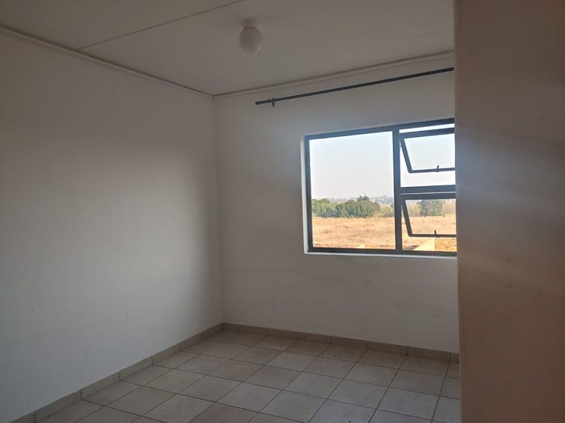 Charming 2-Bedroom and 1 bathroom in a Secure Complex - Photo 5