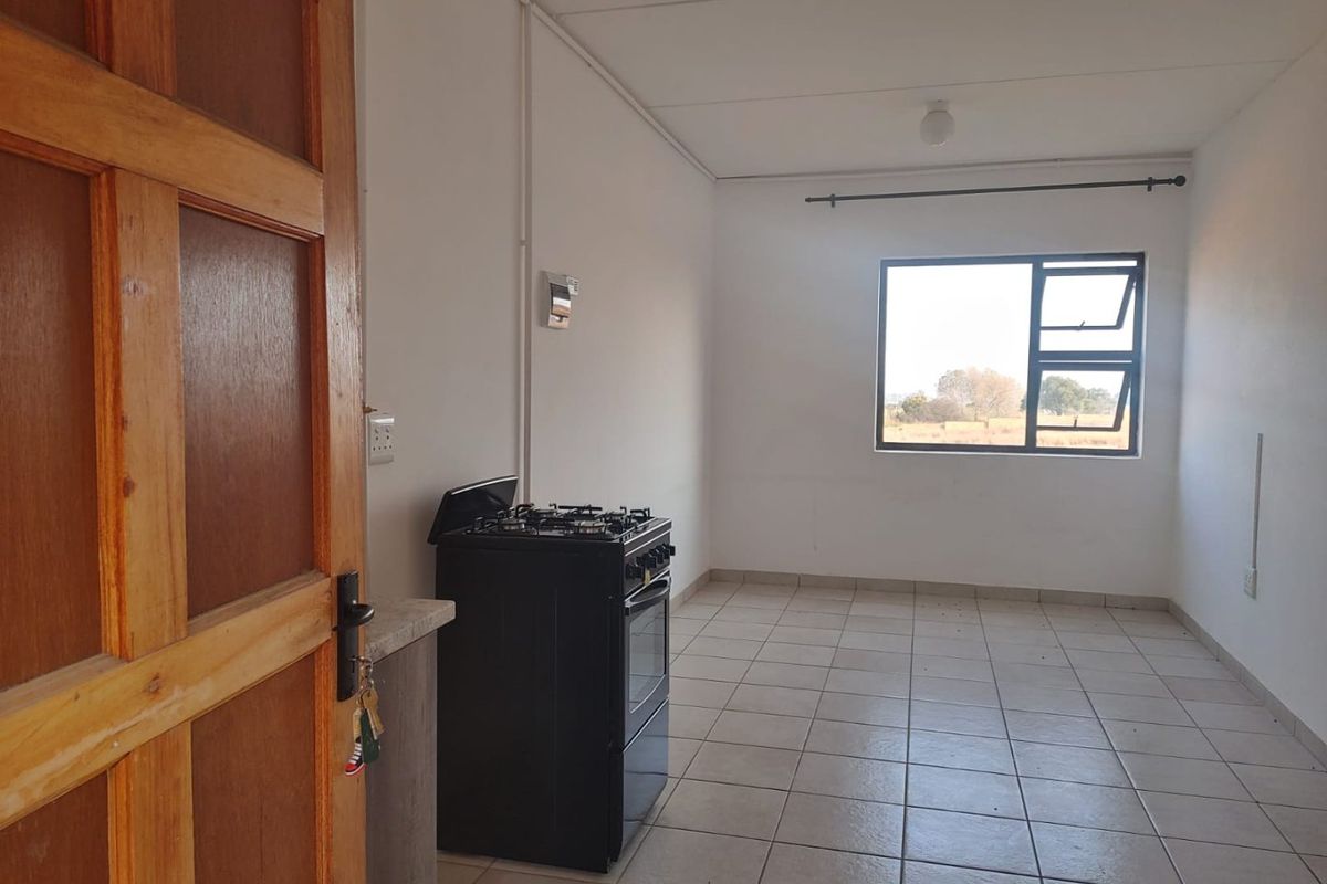 Charming 2-Bedroom and 1 bathroom in a Secure Complex - Photo 2