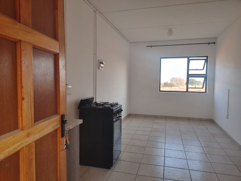 Charming 2-Bedroom and 1 bathroom in a Secure Complex - Photo 2