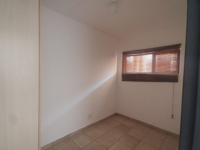 Charming 2-Bedroom and 1 bathroom in a Secure Complex - Photo 9