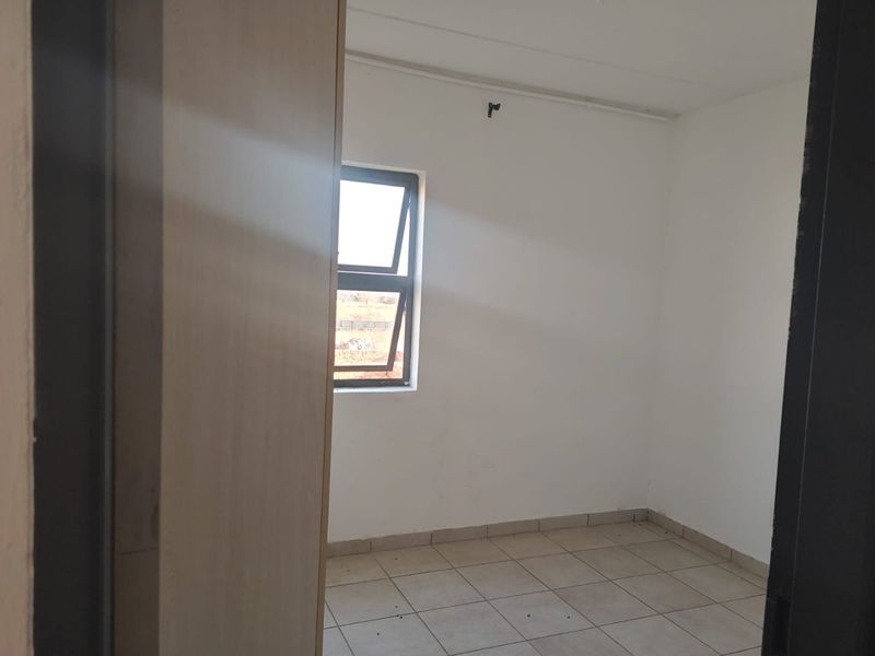 Charming 2-Bedroom and 1 bathroom in a Secure Complex - Photo 8