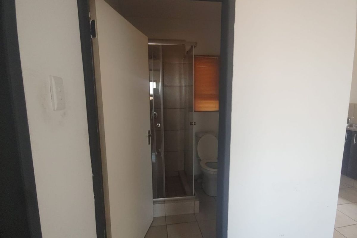 Charming 2-Bedroom and 1 bathroom in a Secure Complex - Photo 4