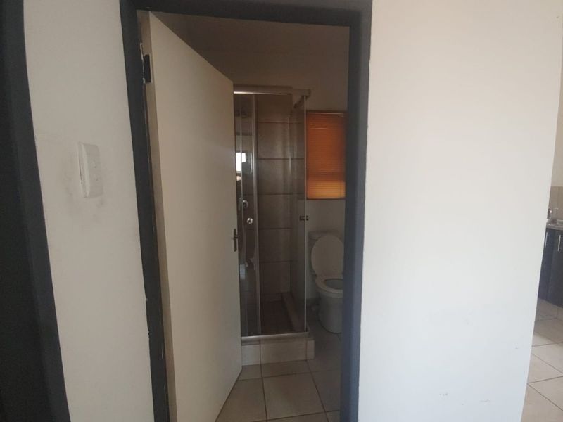 Charming 2-Bedroom and 1 bathroom in a Secure Complex - Photo 4