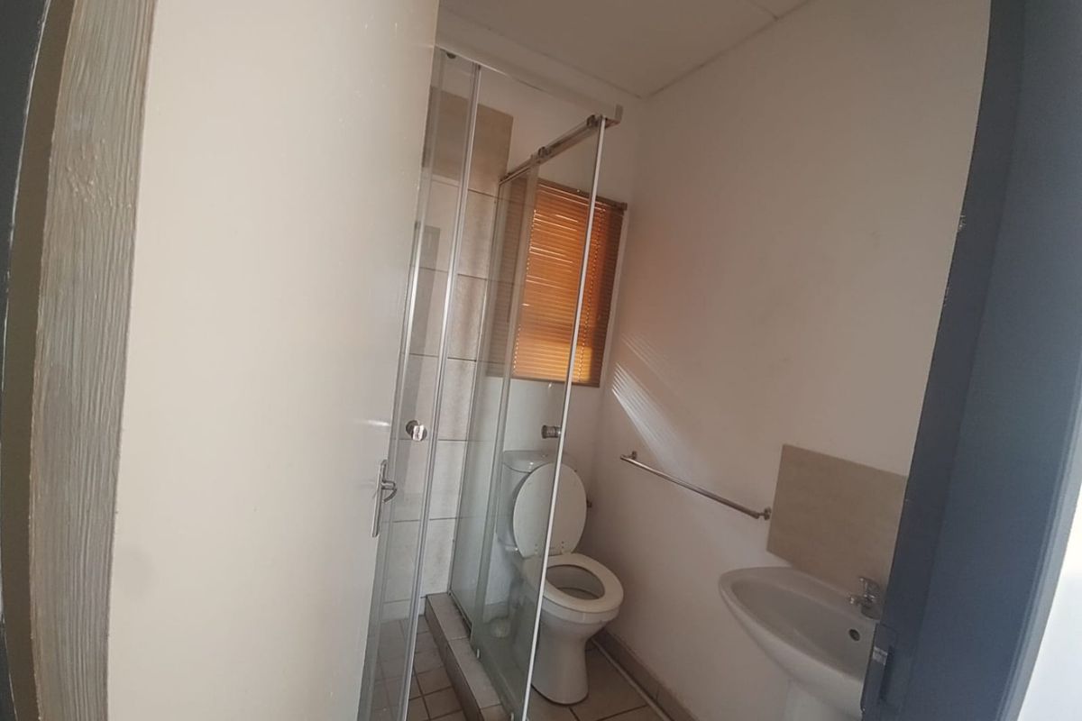 Charming 2-Bedroom and 1 bathroom in a Secure Complex - Photo 3