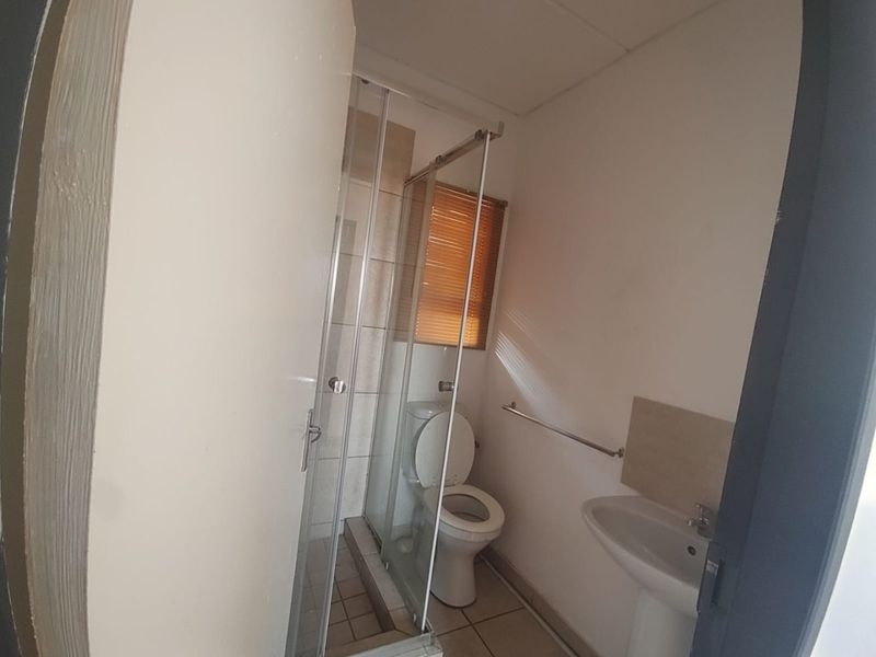 Charming 2-Bedroom and 1 bathroom in a Secure Complex - Photo 3