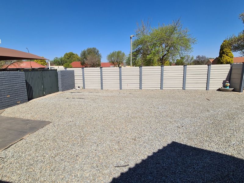 Spacious townhouse superbly situated across from the Shoprite complex in Stilfontein Extension 4. - Photo 10
