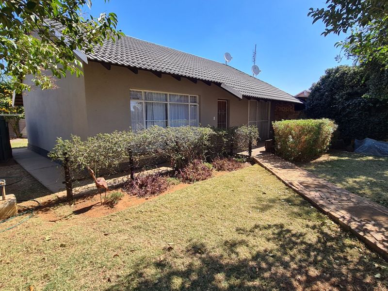 Spacious townhouse superbly situated across from the Shoprite complex in Stilfontein Extension 4. - Photo 2