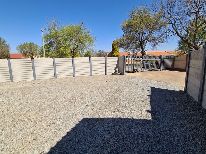 Spacious townhouse superbly situated across from the Shoprite complex in Stilfontein Extension 4. - Photo 9