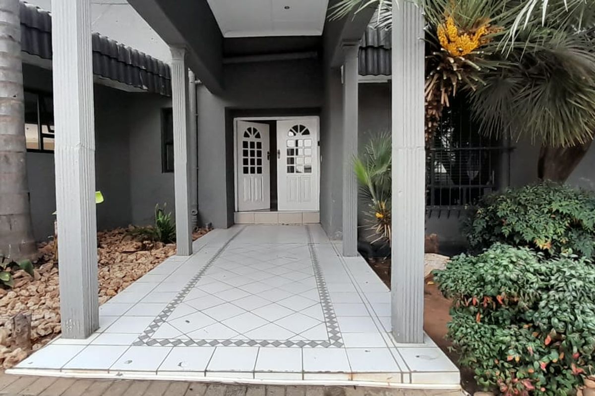 4 Bedroom House for Sale in Irene Park - Photo 3