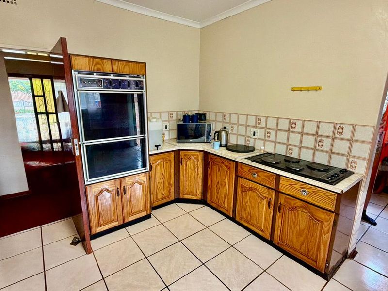 3 Bedroom House with bachelors flat for sale in Orkney.  - Photo 9