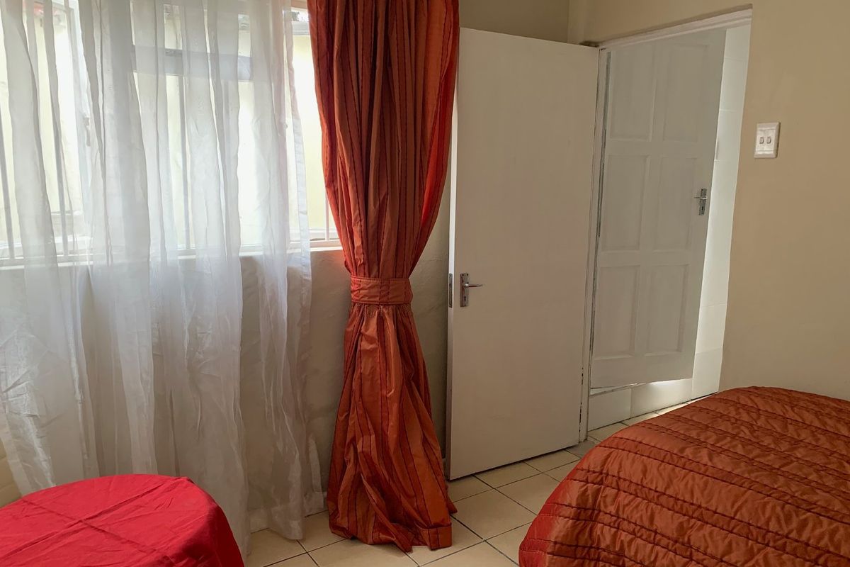 Studio Apartment in Rondebosch  - Photo 4