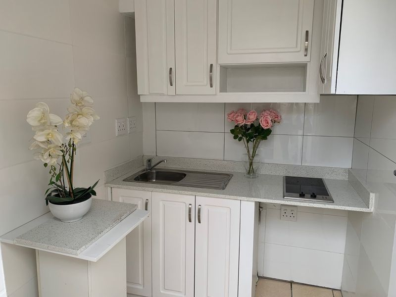 Studio Apartment in Rondebosch  - Photo 2