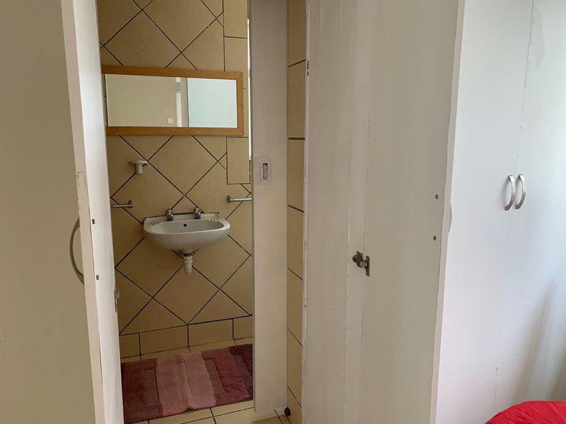 Studio Apartment in Rondebosch  - Photo 5