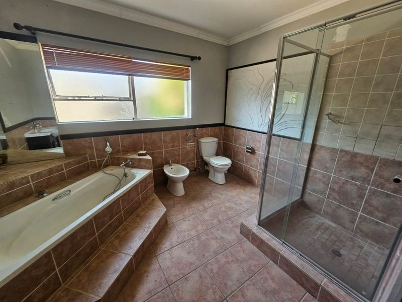 A Beautiful 4 Bedroom 3 Bathroom House for rent in Eldoraigne  - Photo 10