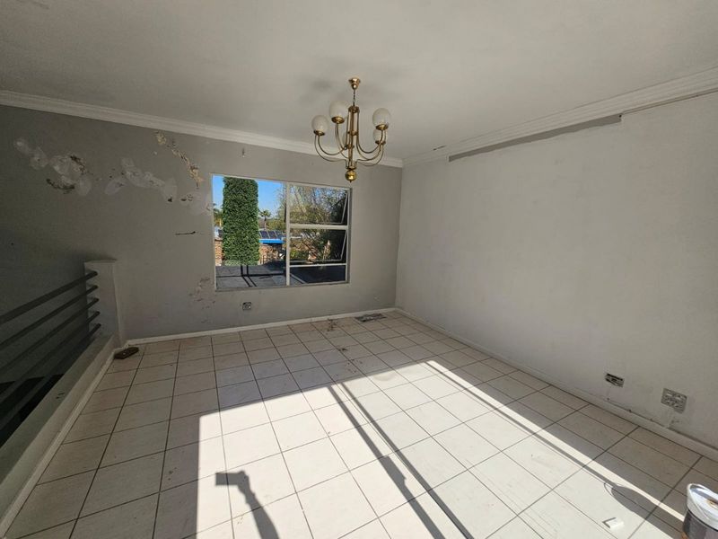 A Beautiful 4 Bedroom 3 Bathroom House for rent in Eldoraigne  - Photo 10