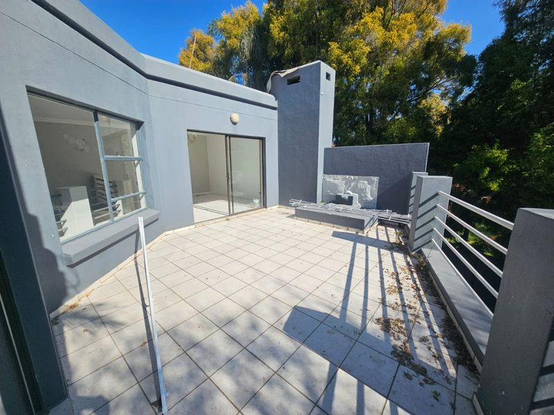 A Beautiful 4 Bedroom 3 Bathroom House for rent in Eldoraigne  - Photo 8